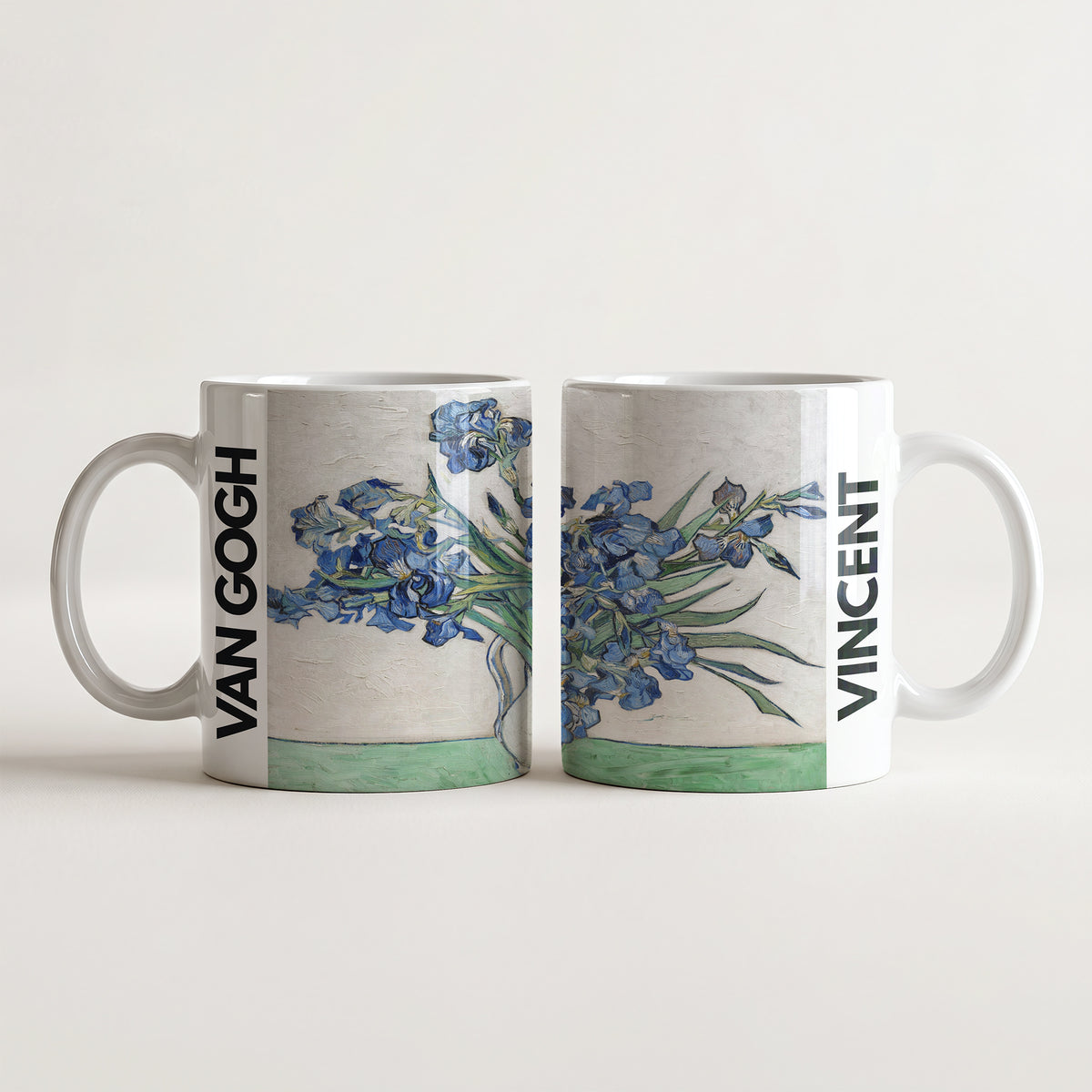 Kubek ceramiczny z nadrukiem obrazu Vincent van Gogh Irysy 1890 z niebieskimi kwiatami w wazonie na jasnym tle