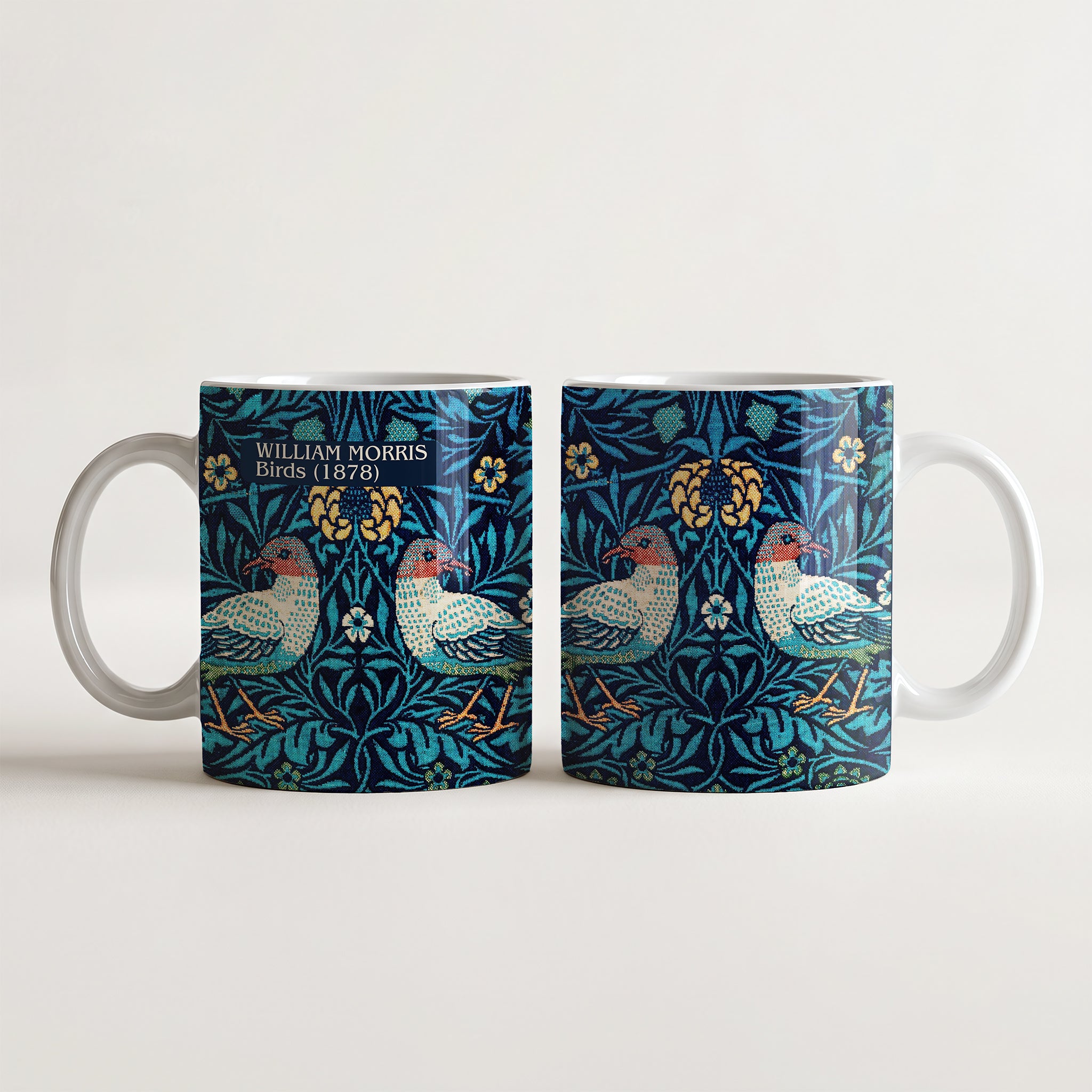 Kubek ceramiczny z nadrukiem wzoru William Morris Birds 1878 przedstawiający ptaki i motywy roślinne w odcieniach zieleni i błękitu