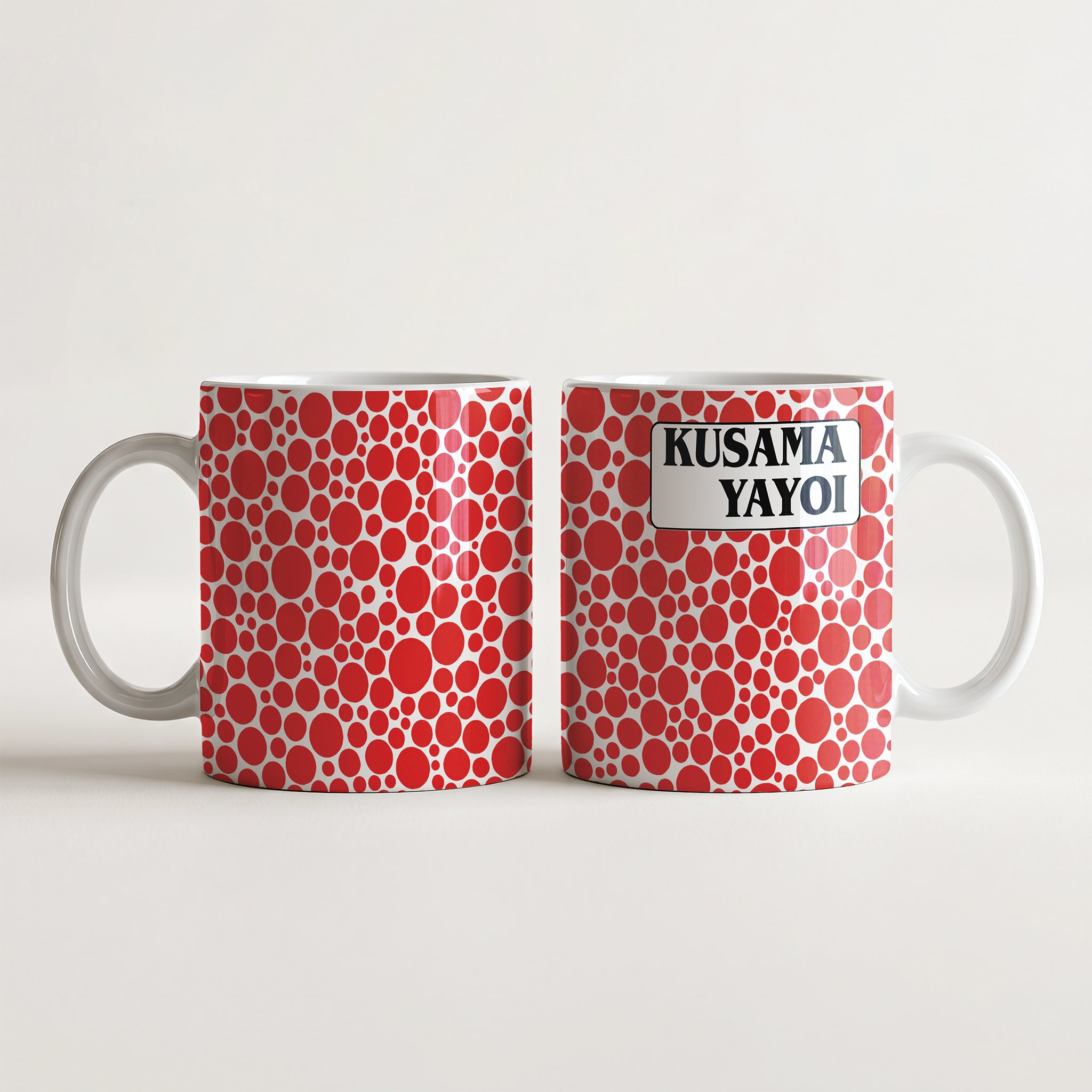 Kubek ceramiczny z nadrukiem czerwonych kropek na białym tle Yayoi Kusama