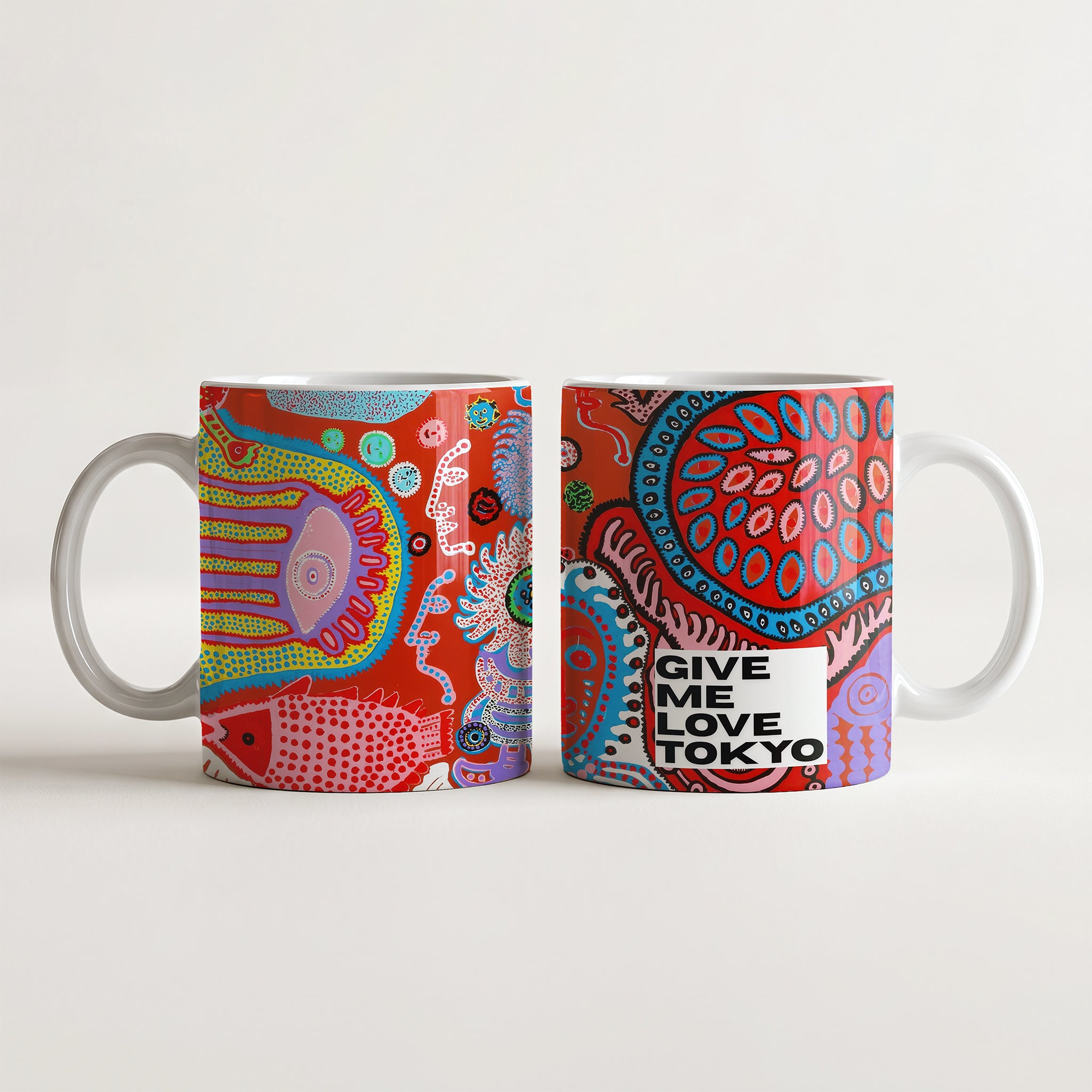 Kubek ceramiczny z kolorowym biomorficznym nadrukiem Yayoi Kusama Give Me Love Tokyo na czerwonym tle