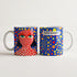 Kubek ceramiczny z czerwoną postacią Yayoi Kusama w białe kropki na niebieskim tle z żółtymi i pomarańczowymi kropkami